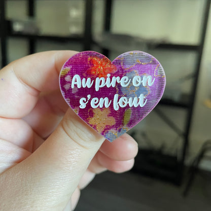 Broche "Au pire on s'en fout" en acrylique japonaise transparente avec du tissu
