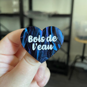 Broche "Bois de l'eau" en acrylique marbrée noire, bleue et violette