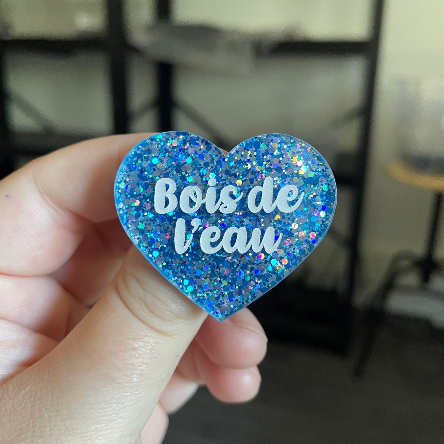 Broche "Bois de l'eau" en acrylique semi transparente avec des paillettes bleues et argentées
