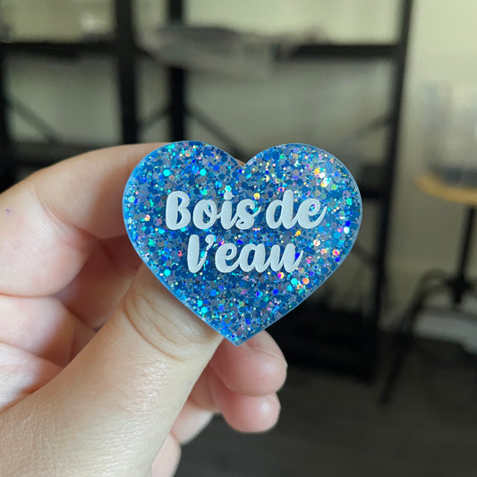 Broche "Bois de l'eau" en acrylique semi transparente avec des paillettes bleues et argentées