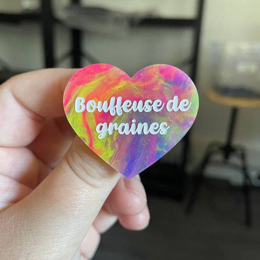 Broche "Bouffeuse de graines" en acrylique semi transparente marbrée multicolore