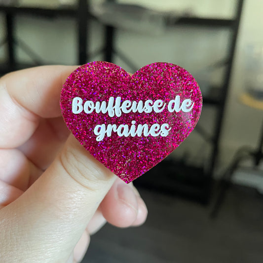 Broche "Bouffeuse de graines" en acrylique à paillettes roses