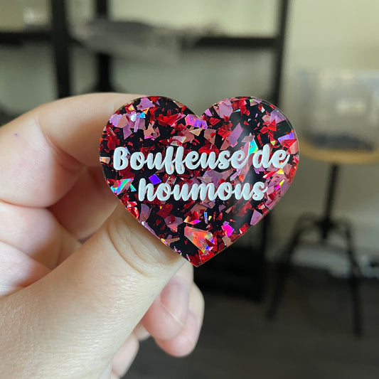 Broche "Bouffeuse de houmous" en acrylique noire avec des éclats de confettis rouges et roses