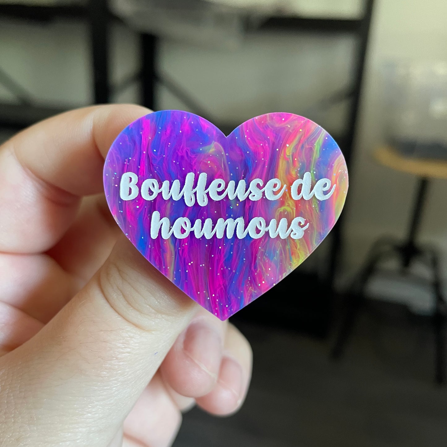 Broche "Bouffeuse de houmous" en acrylique semi transparente marbrée multicolore