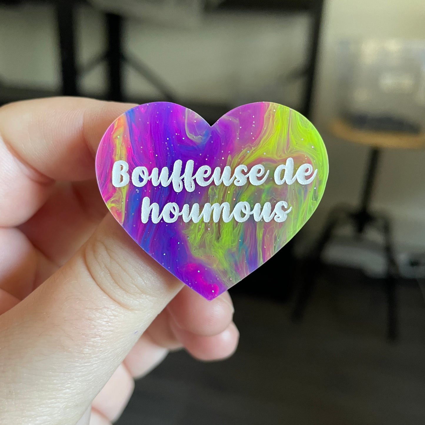 Broche "Bouffeuse de houmous" en acrylique semi transparente marbrée multicolore