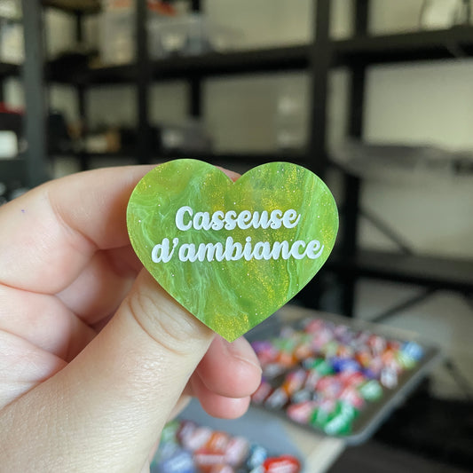 Broche "Casseuse d'ambiance" en acrylique marbrée verte et dorée