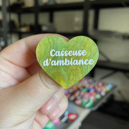 Broche "Casseuse d'ambiance" en acrylique marbrée verte et dorée