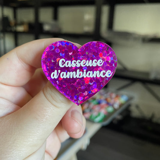 Broche "Casseuse d'ambiance" en acrylique semi transparente avec des confettis fuchsia