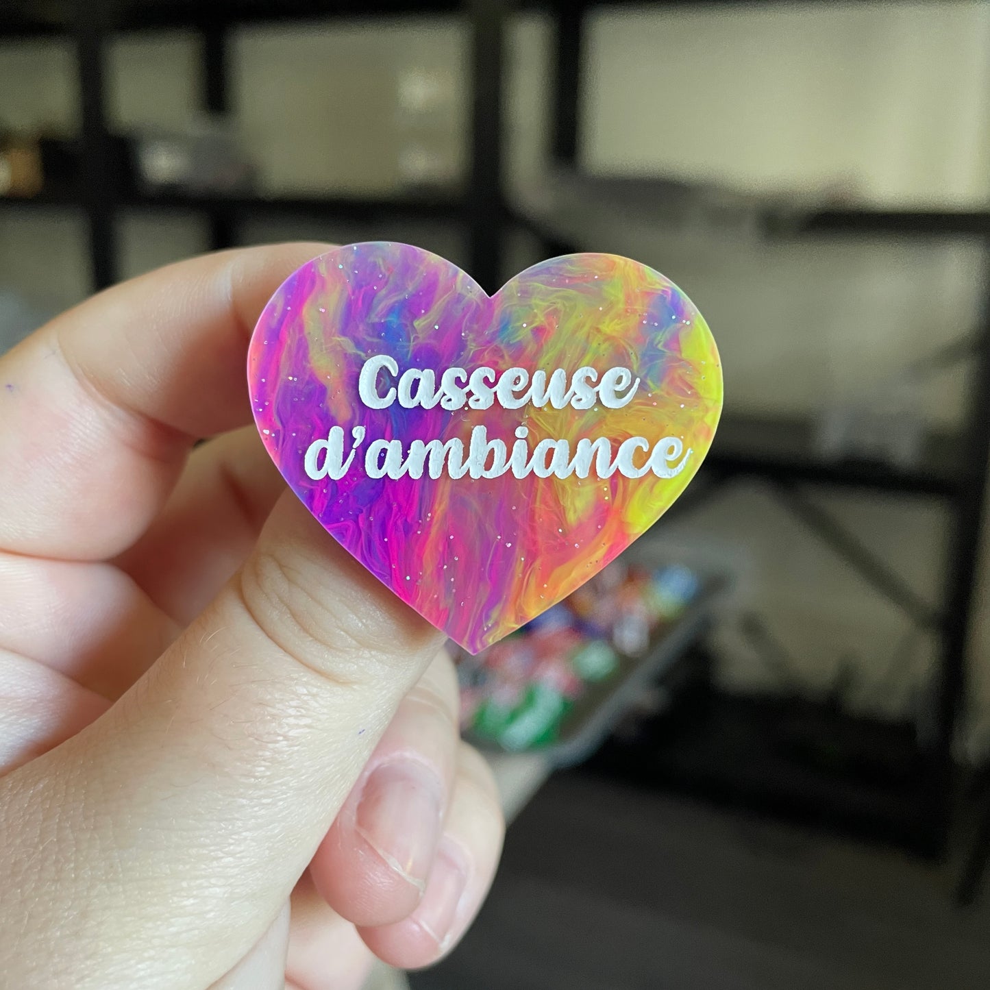 Broche "Casseuse d'ambiance" en acrylique semi transparente marbrée multicolore