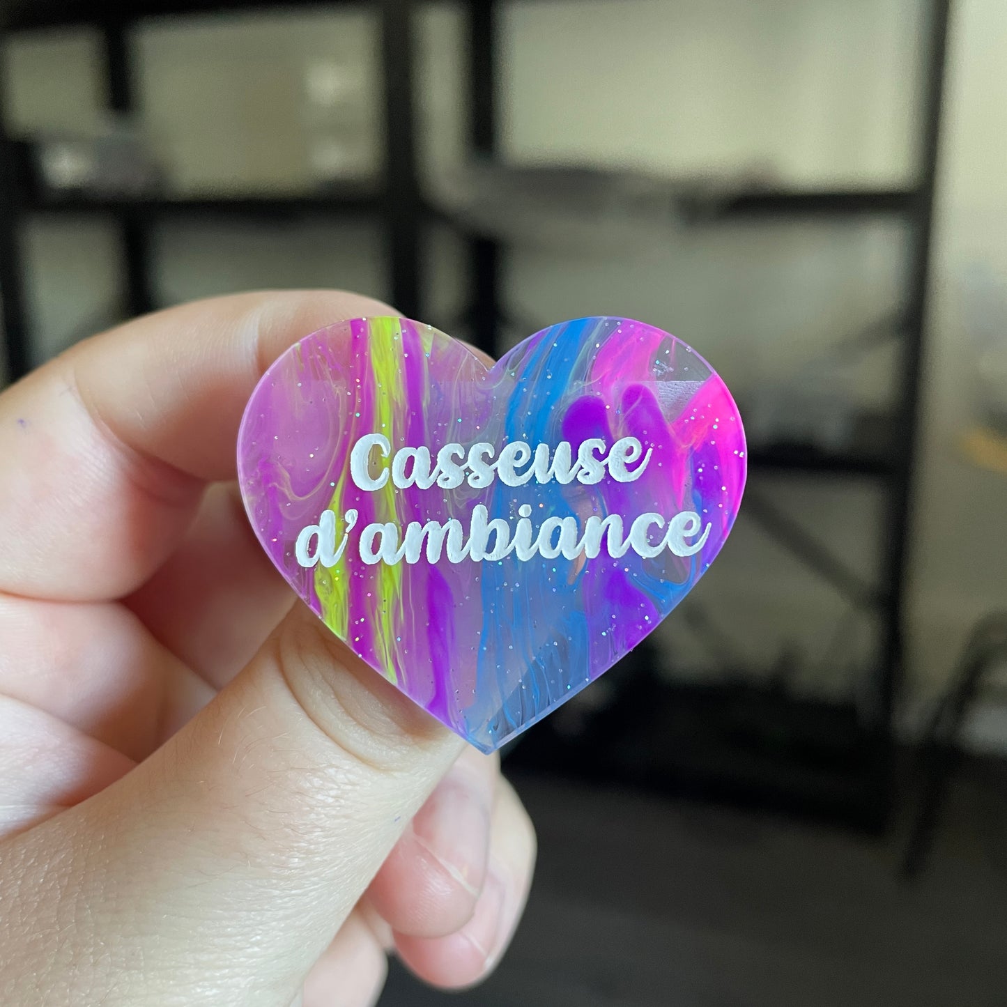 Broche "Casseuse d'ambiance" en acrylique semi transparente marbrée multicolore