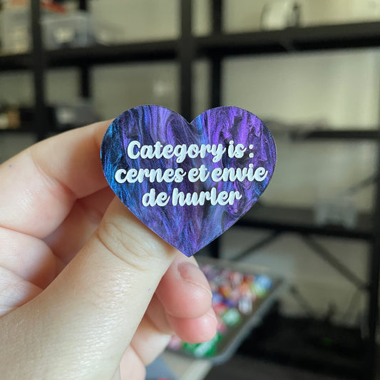 Broche "Category is : cernes et envie de hurler" en acrylique marbrée noire, bleue et violette