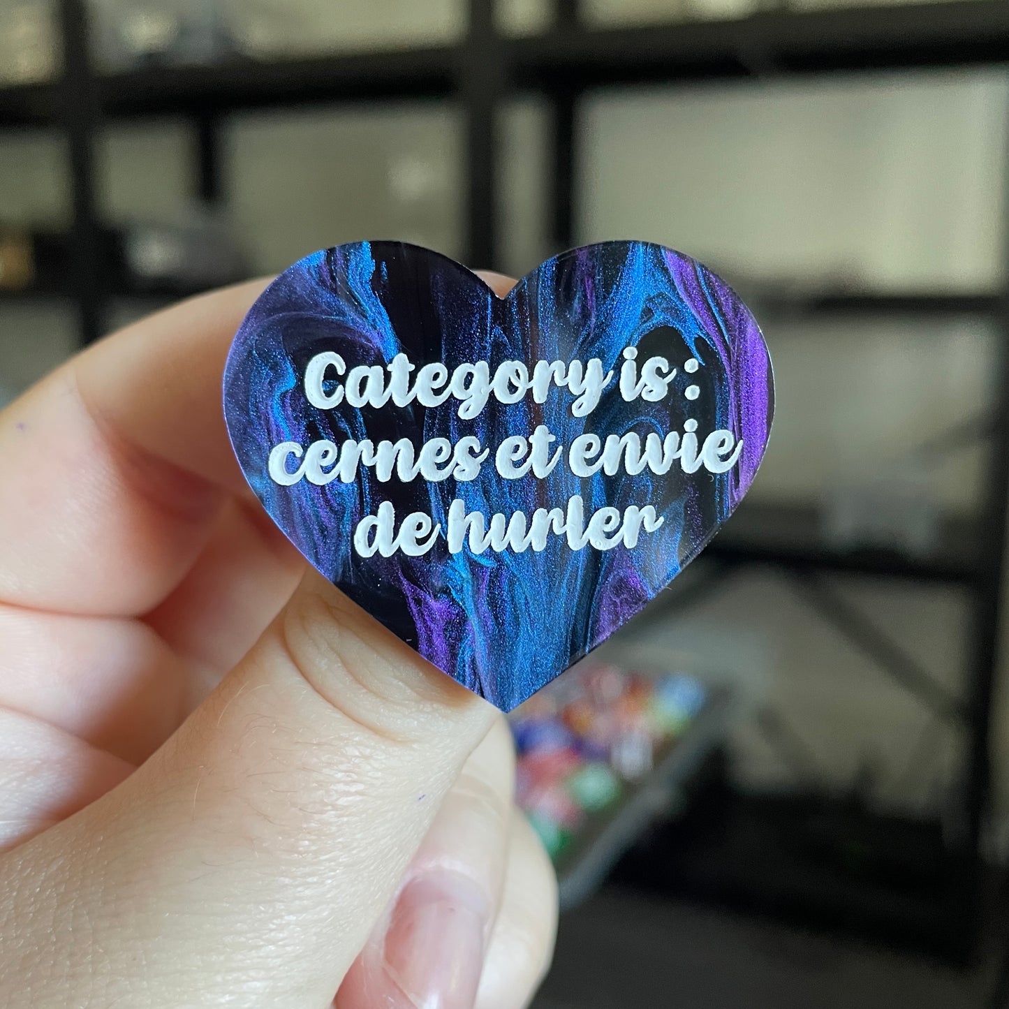 Broche "Category is : cernes et envie de hurler" en acrylique marbrée noire, bleue et violette