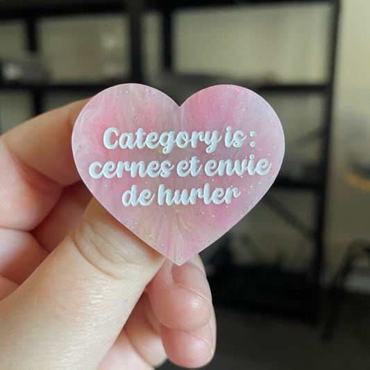 Broche "Category is : cernes et envie de hurler" en acrylique marbrée corail et blanche
