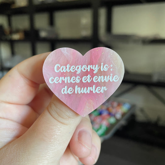 Broche "Category is : cernes et envie de hurler" en acrylique marbrée corail et blanche