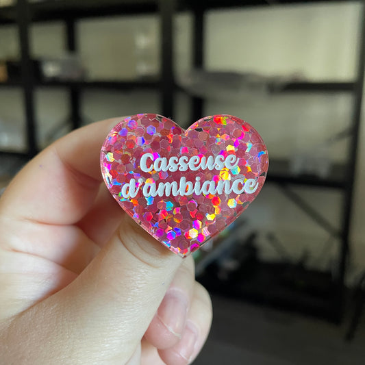 Broche "Casseuse d'ambiance" en acrylique semi transparente avec des confettis corail