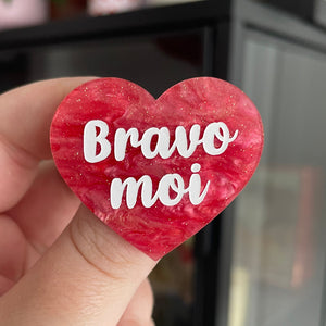 Broche "Bravo moi" en acrylique marbrée rose à paillettes