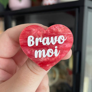 Broche "Bravo moi" en acrylique marbrée rose à paillettes