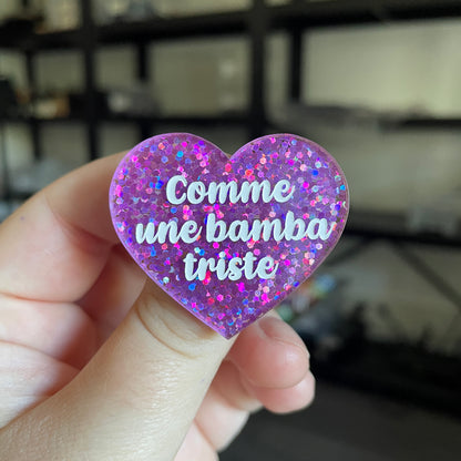 Broche "Comme une bamba triste" en acrylique semi transparente avec des confettis violets