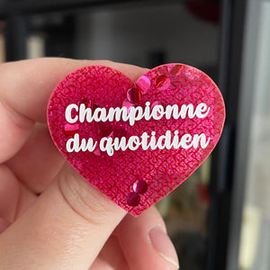 Broche "Championne du quotidien" en acrylique japonaise avec du tissu rose et des confettis roses