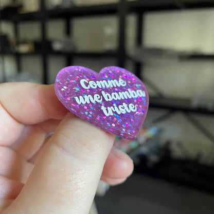 Broche "Comme une bamba triste" en acrylique semi transparente avec des confettis violets