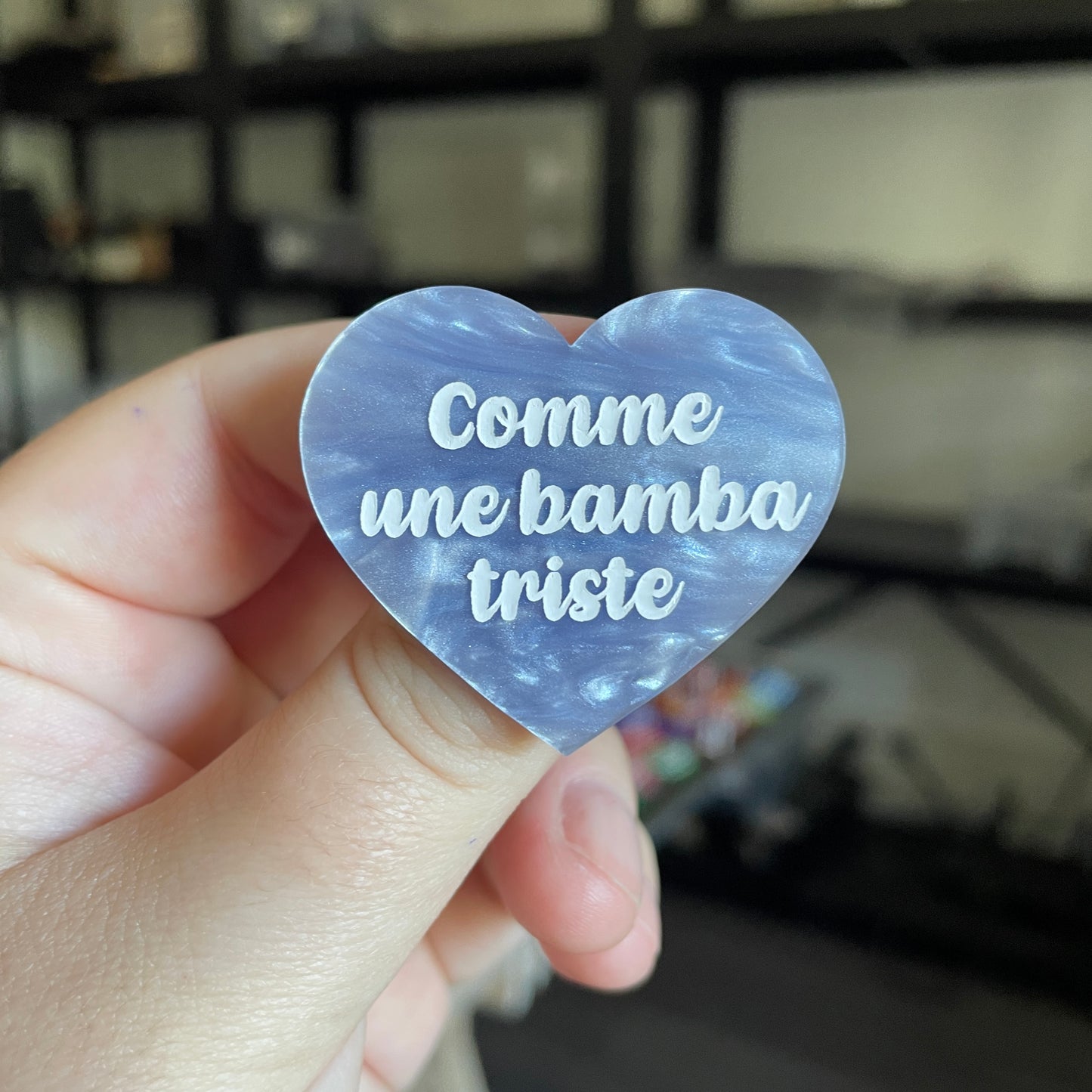 Broche "Comme une bamba triste" en acrylique marbrée bleue pâle