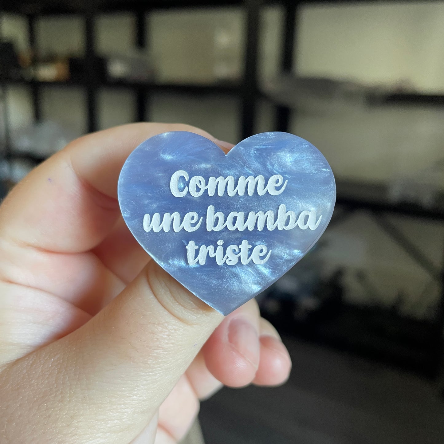 Broche "Comme une bamba triste" en acrylique marbrée bleue pâle