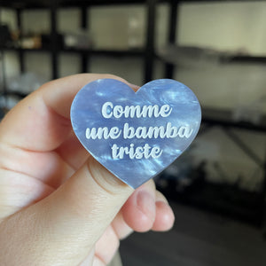 Broche "Comme une bamba triste" en acrylique marbrée bleue pâle