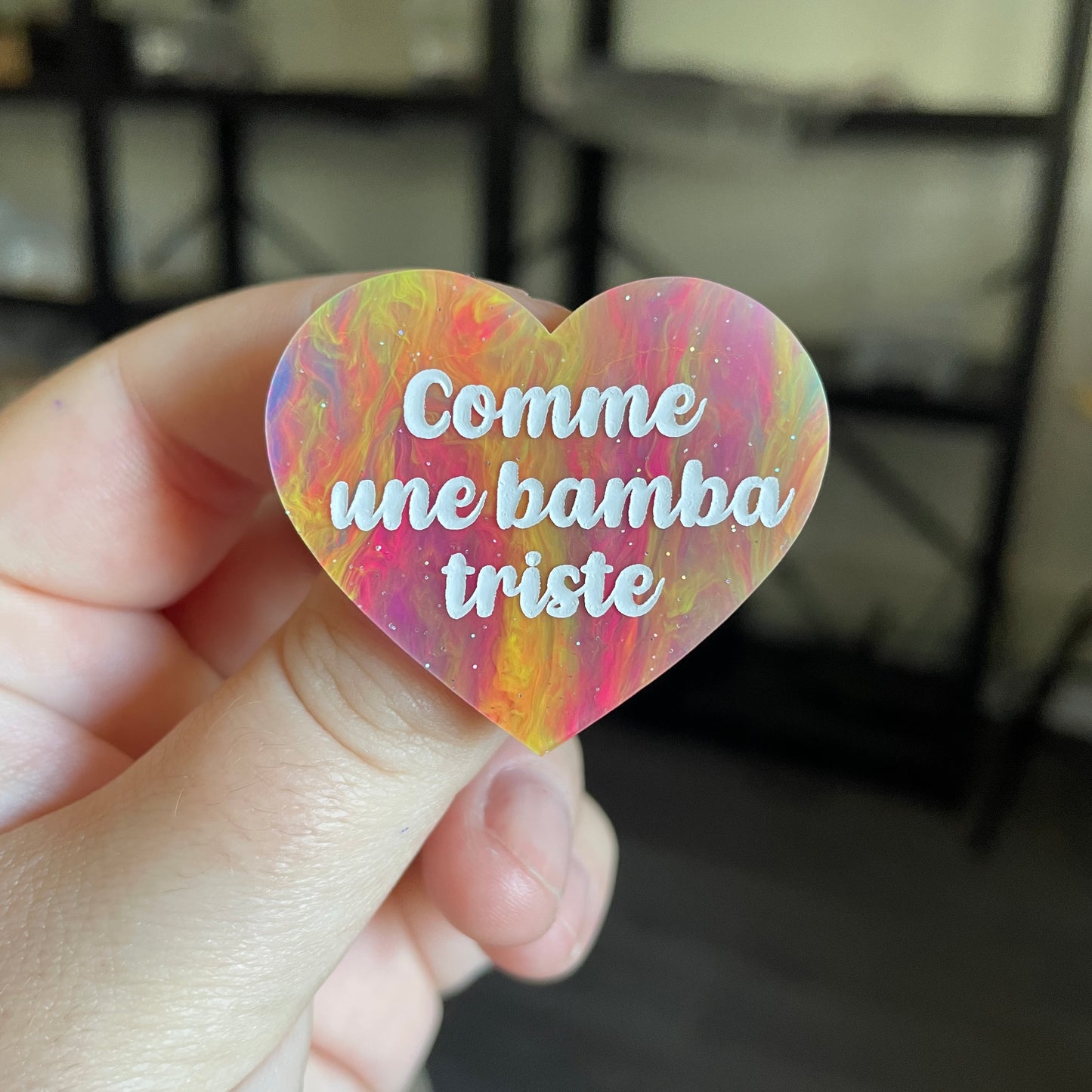 Broche "Comme une bamba triste" en acrylique semi transparente marbrée multicolore