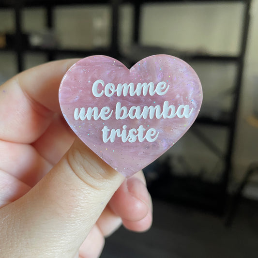 Broche "Comme une bamba triste" en acrylique marbrée rose pâle à paillettes