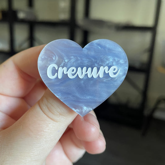 Broche "Crevure" en acrylique marbrée bleue pâle