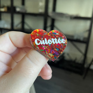 Broche "Culottée" en acrylique transparente avec des éclats de confettis rouges et multicolores