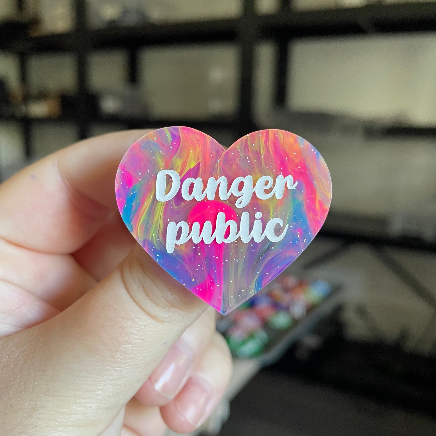 Broche "Danger public" en acrylique semi transparente marbrée multicolore