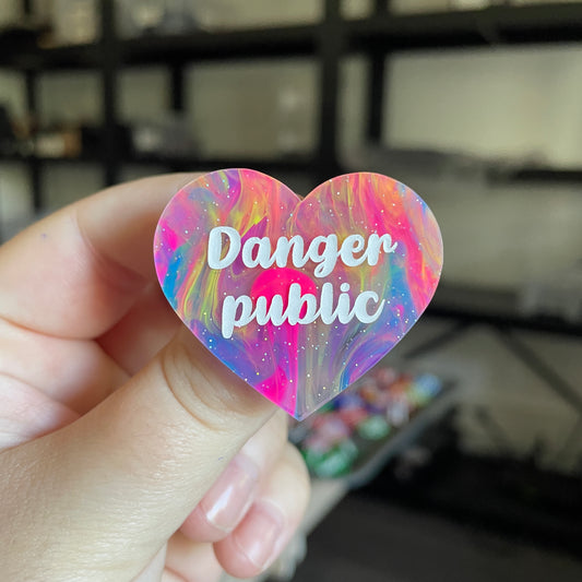 Broche "Danger public" en acrylique semi transparente marbrée multicolore