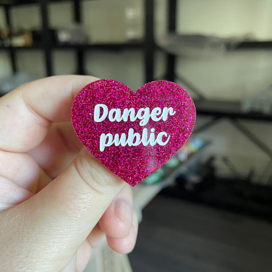 Broche "Danger public" en acrylique à paillettes roses