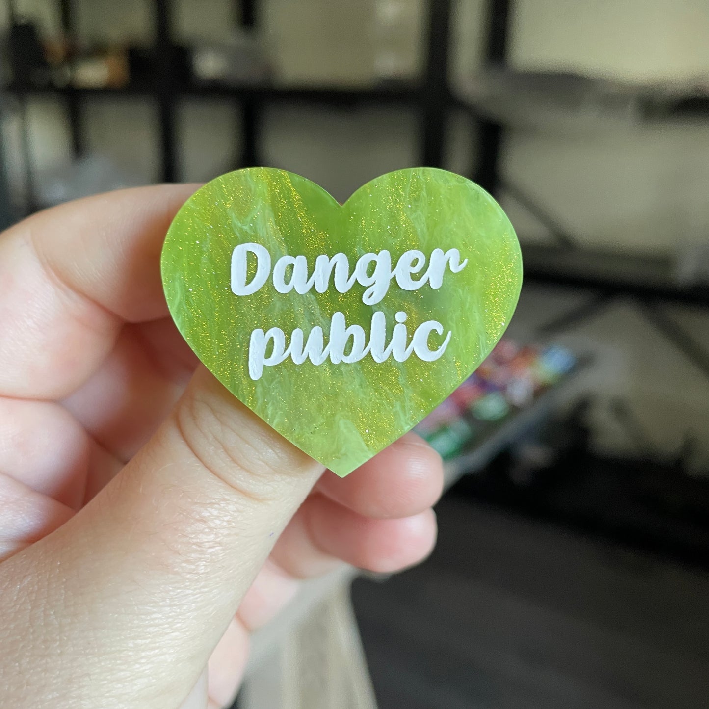 Broche "Danger public" en acrylique marbrée verte et dorée