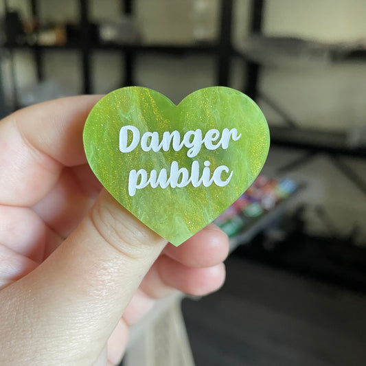 Broche "Danger public" en acrylique marbrée verte et dorée