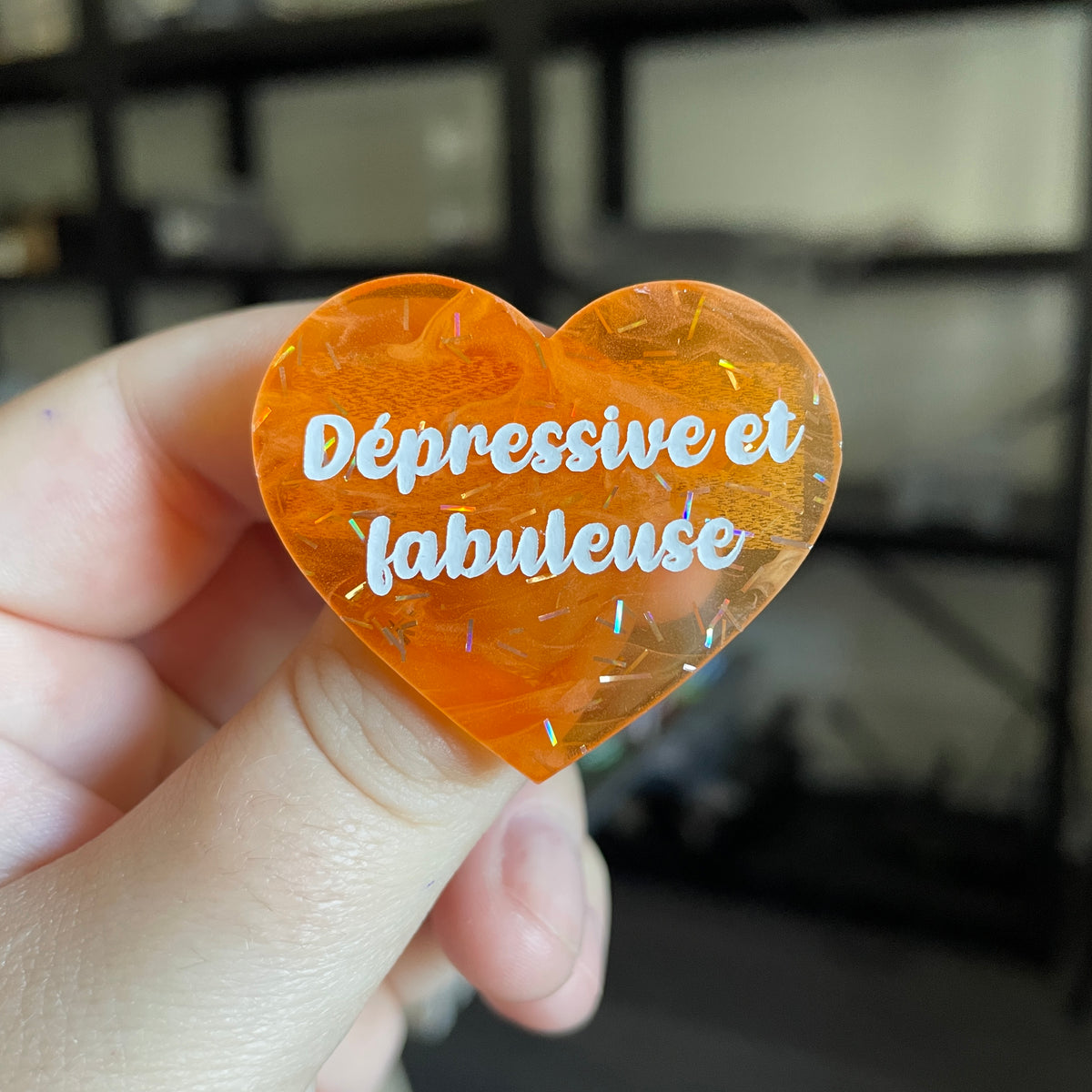 Broche "Dépressive et fabuleuse" en acrylique japonaise semi transparente orange avec des confettis