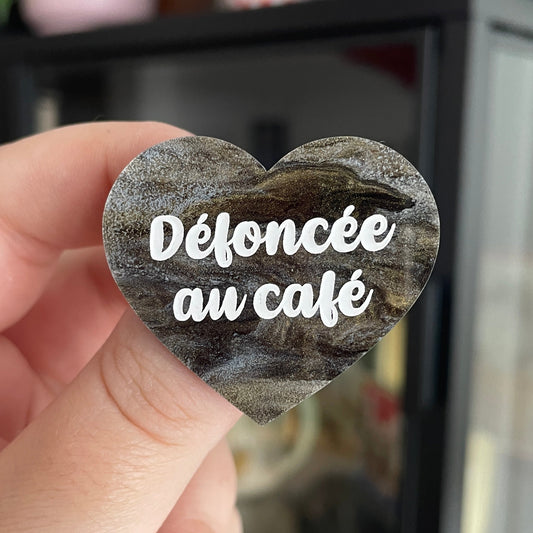 Broche "Défoncée au café" en acrylique marbrée grise, marron et dorée