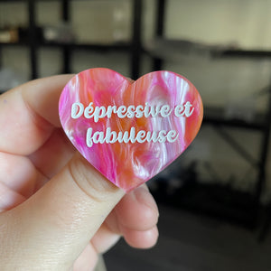 Broche "Dépressive et fabuleuse" en acrylique marbrée blanche, rose et orange