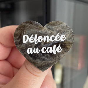 Broche "Défoncée au café" en acrylique marbrée grise, marron et dorée