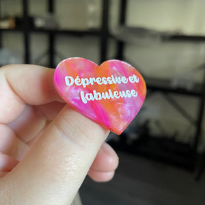 Broche "Dépressive et fabuleuse" en acrylique marbrée blanche, rose et orange