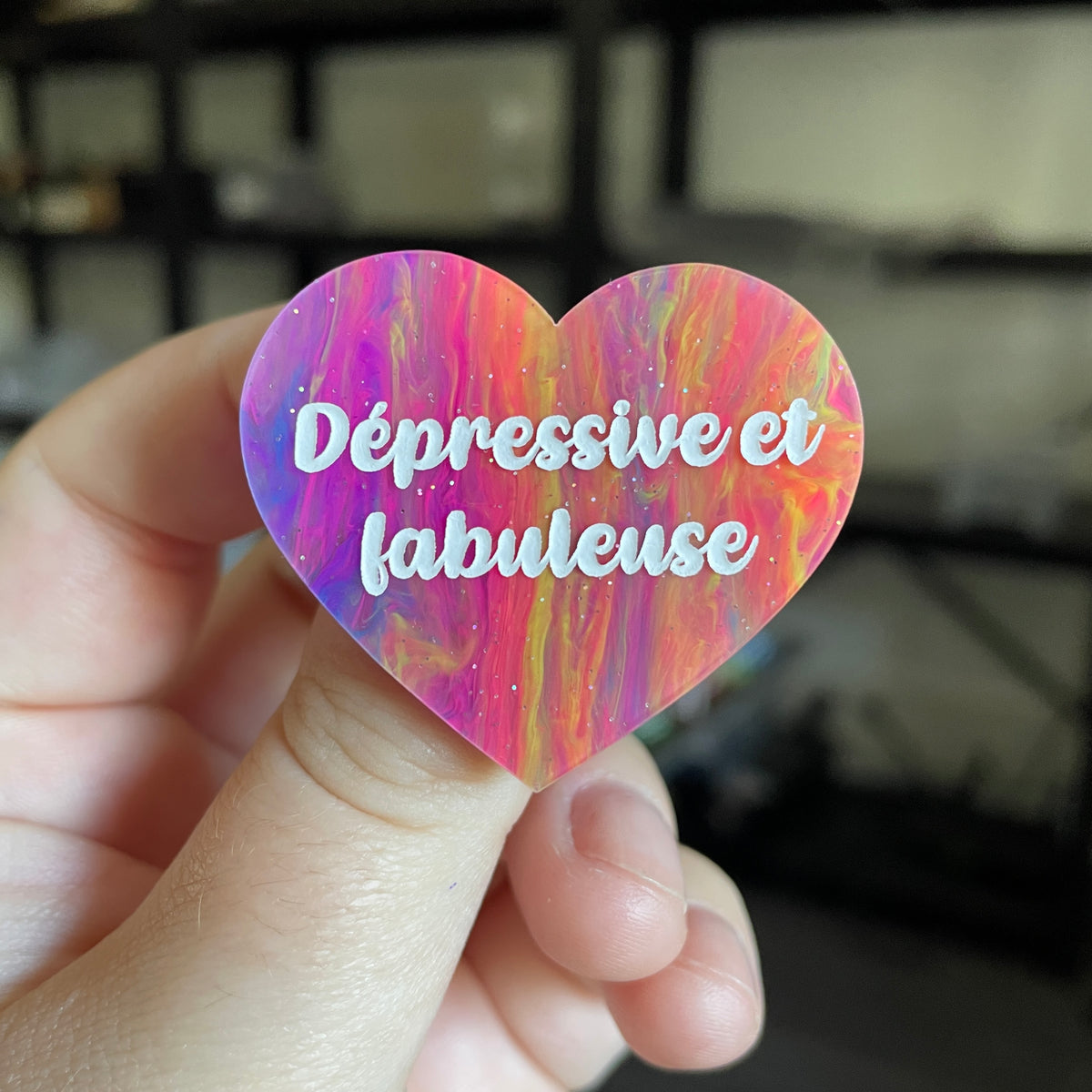 Broche "Dépressive et fabuleuse" en acrylique semi transparente marbrée multicolore