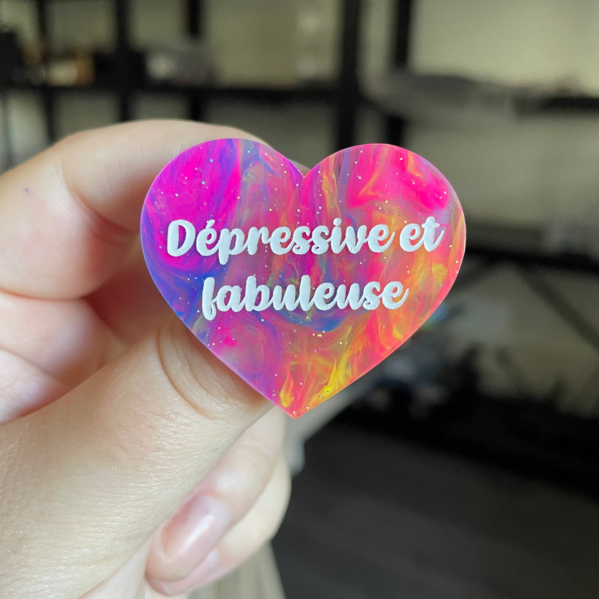 Broche "Dépressive et fabuleuse" en acrylique semi transparente marbrée multicolore