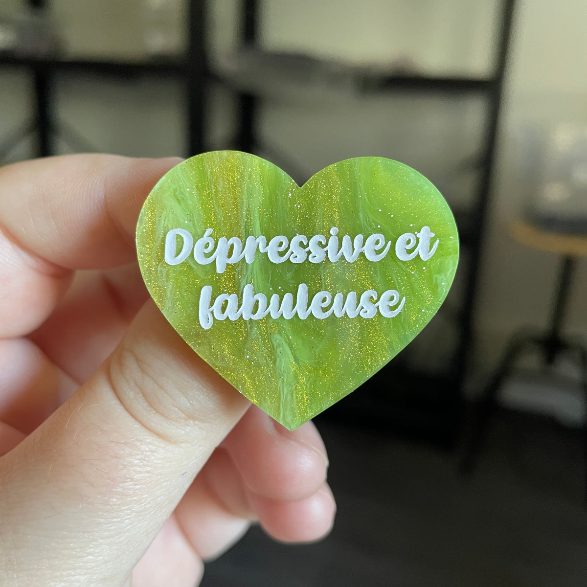 Broche "Dépressive et fabuleuse" en acrylique marbrée verte et dorée