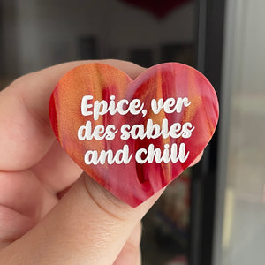 Broche "Epice, ver des sables and chill" en acrylique marbrée rouge, dorée et blanche