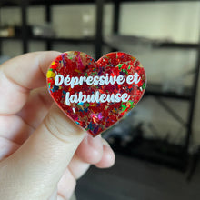 Charger l&#39;image dans la galerie, Broche &quot;Dépressive et fabuleuse&quot; en acrylique transparente avec des éclats de confettis rouges et multicolores