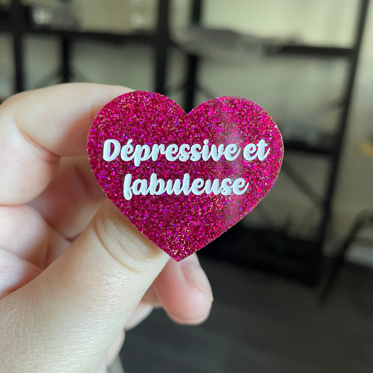 Broche "Dépressive et fabuleuse" en acrylique à paillettes roses