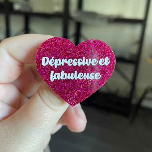 Broche "Dépressive et fabuleuse" en acrylique à paillettes roses