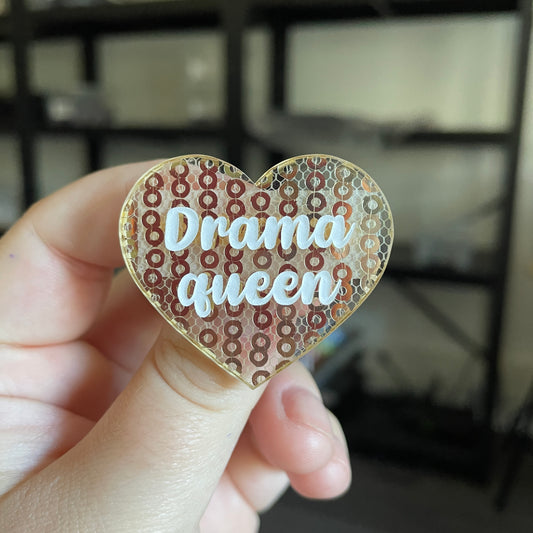 Broche "Drama queen" en acrylique japonaise transparente avec des sequins dorés