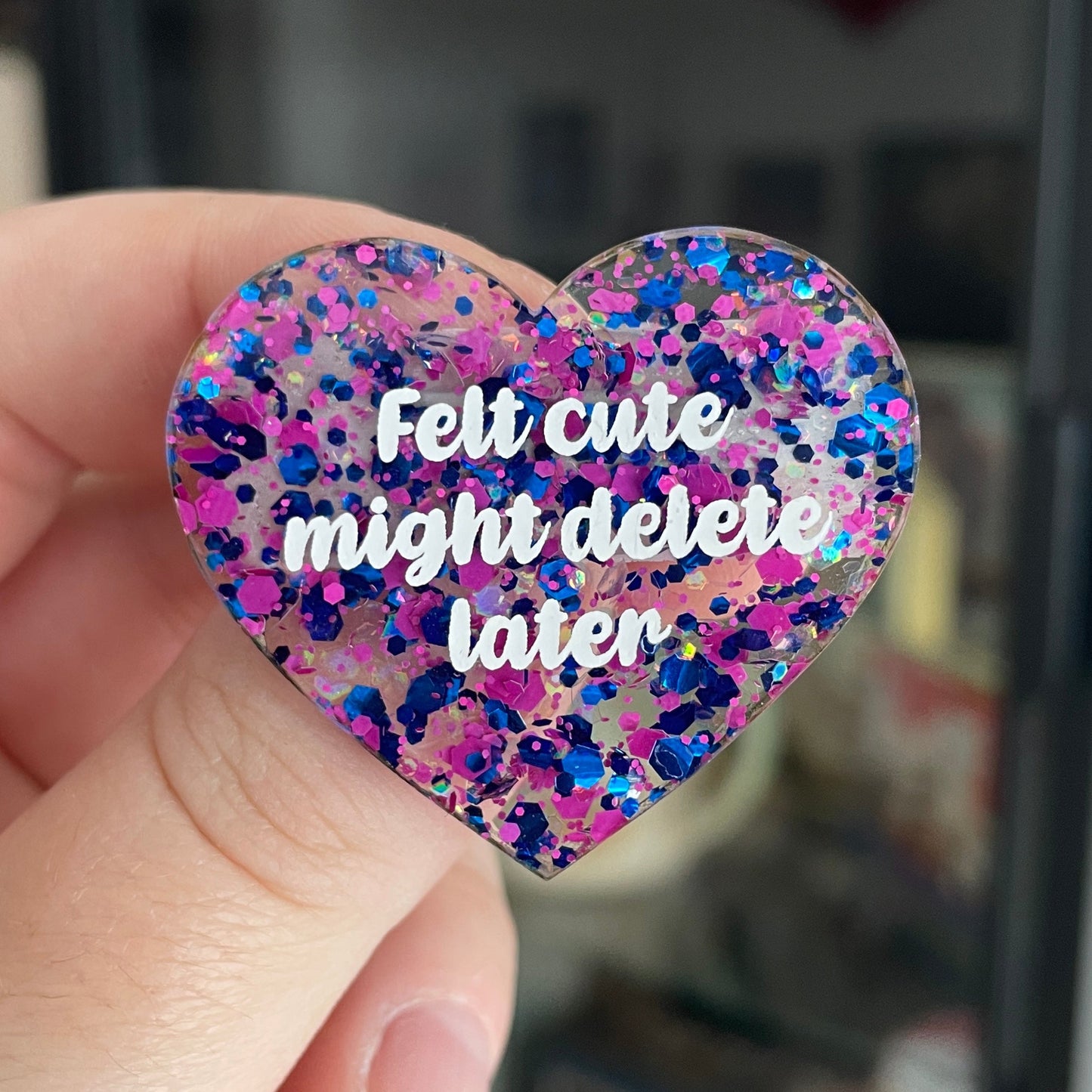 Broche "Felt cute might delete later" en acrylique semi transparente avec des pois bleus et roses